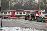 Zamknięty przejazd kolejowy na Biskupińskiej w Poznaniu! Autobusy czekały pół godziny. Co tam się stało?