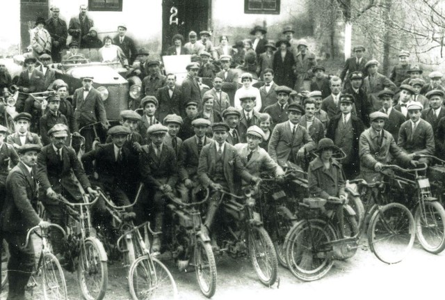 Członkowie Klubu Cyklistów i Motorzystów w Wieliczce, rok 1924