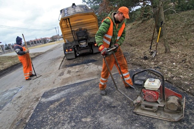 Dawid Damazyn (na zdjęciu) naprawia dziury przy ul. Jeździeckiej w Bydgoszczy