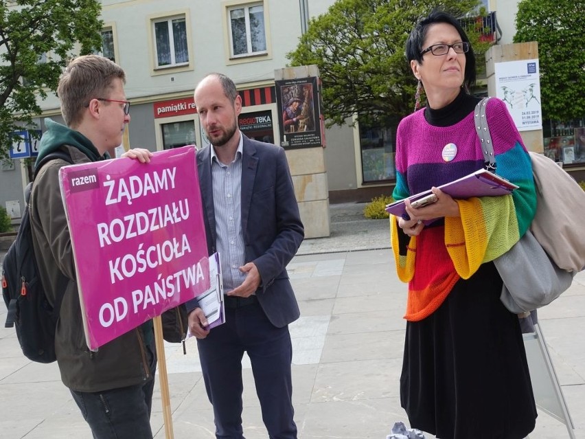 Sympatycy i przedstawiciele Lewicy Razem zbierali w Kielcach podpisy pod obywatelskim projektem ustawy "Świeckie Państwo"