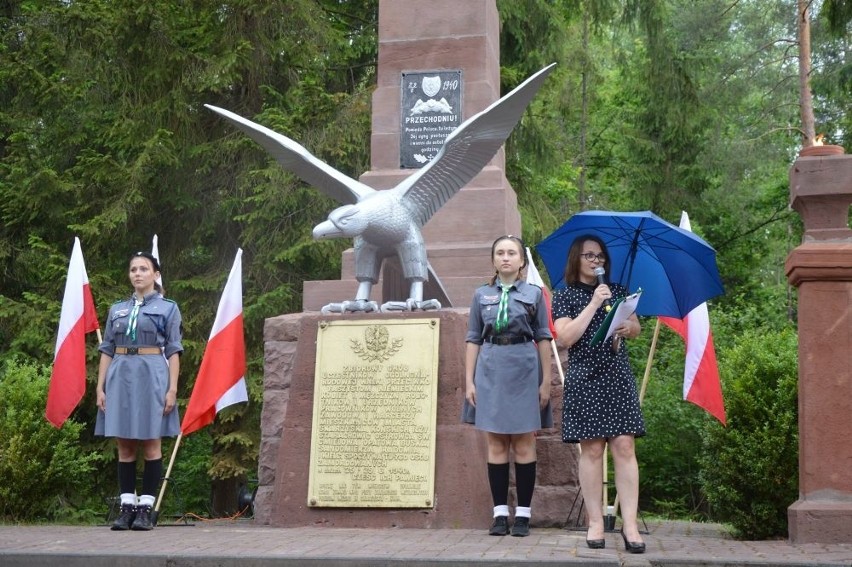 Uroczystości przy mogile na Brzasku. 80 lat temu w tym miejscu zabito 760 osób. Zidentyfikowano mniej niż 150 z nich (ZDJĘCIA)