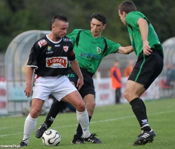 Stal Stalowa Wola (zielono-czarne stroje) pierwsze trzy mecze nowego sezonu zagrają na własnym boisku.