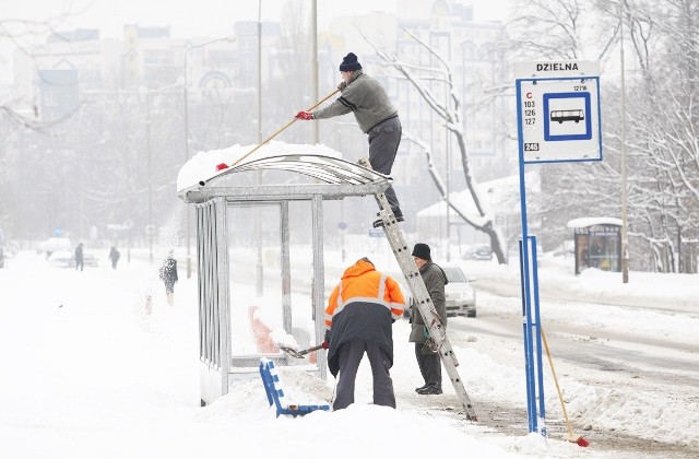 2010 styczeń - Wrocław, Kozanów. Atak zimy, trwa usuwanie śniegu z wiaty przystankowej.