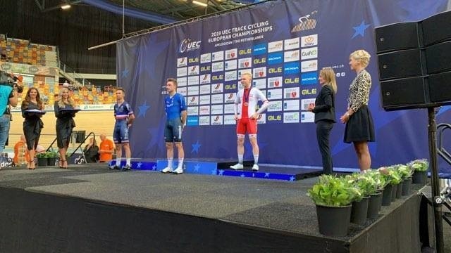 Najlepsi zawodnicy w wyścigu eliminacyjnym ME na torze w Apeldoorn podczas ceremonii wręczenia medali