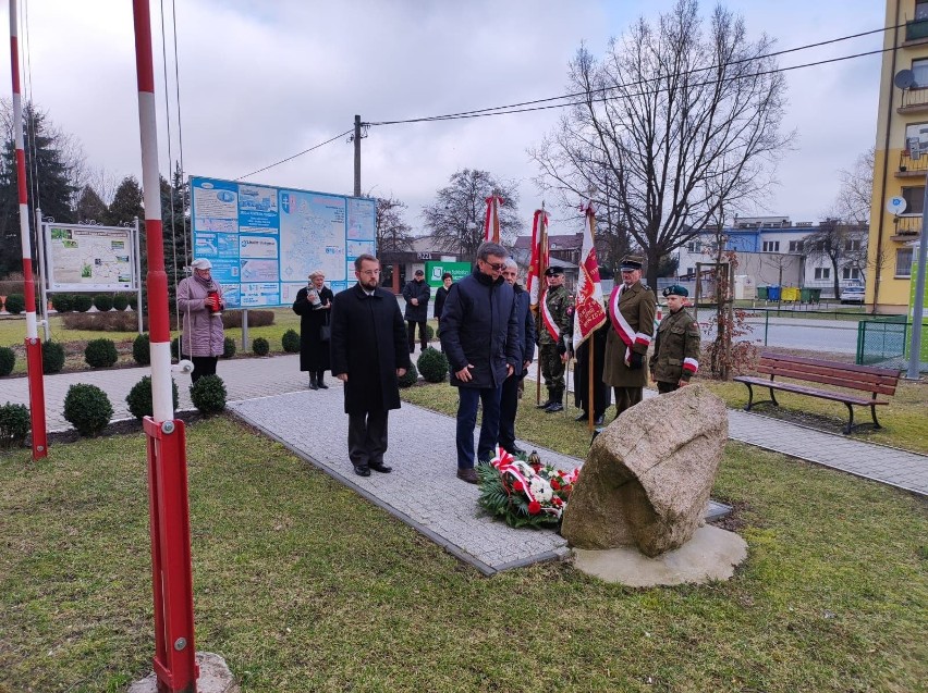 Starosta Dariusz Czechowski składa kwiaty pod pomnikiem...