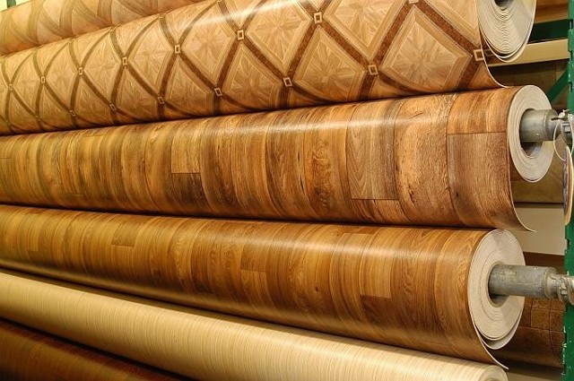 W mieszkaniach doskonale sprawdzają się wykładziny o wzorach imitujących drewno.