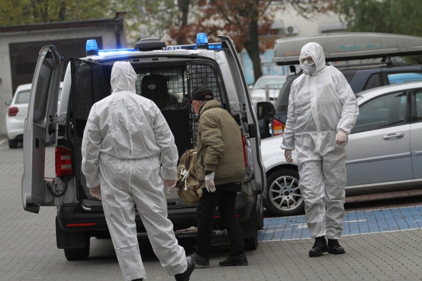 W Tarnobrzegu bezdomny z koronawirusem uciekł ze schroniska. Szukała go policja! Został zatrzymany przy urzędzie miasta (ZDJĘCIA)