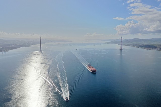 W Turcji uroczyście otwarto najdłuższy most wiszący na świecie. Ma ponad 2,6 km długości.