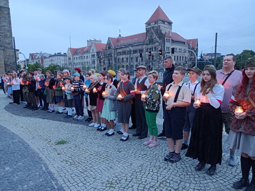 1 sierpnia pod poznańskimi krzyżami na placu Mickiewicza...