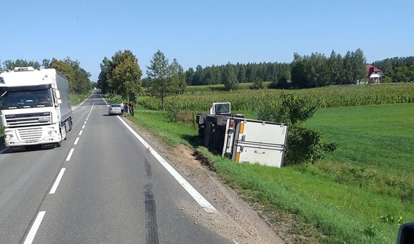 Tir przewrócił się na bok niedaleko miejscowości Popiołówka....