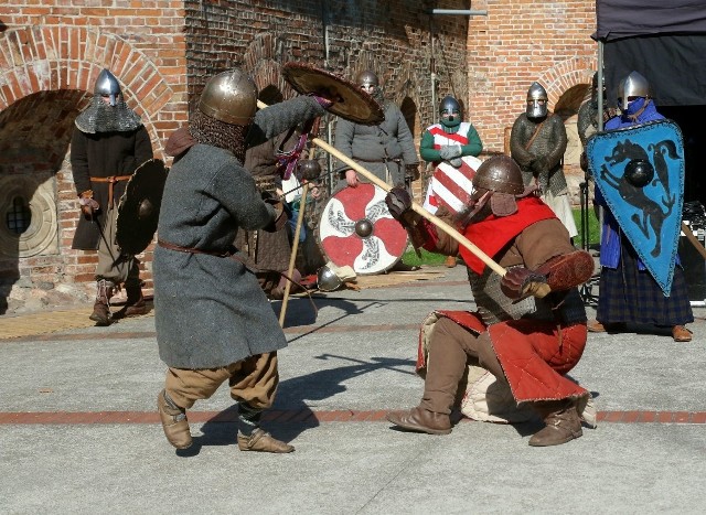 Tłum wrocławian przybył dziś do zamku w Leśnicy. Jak co roku, w pierwszą niedzielę października, organizowany jest tu piknik historyczny. Wieczorem odbędzie się wielka walka o zamek. Zobaczcie zdjęcia.