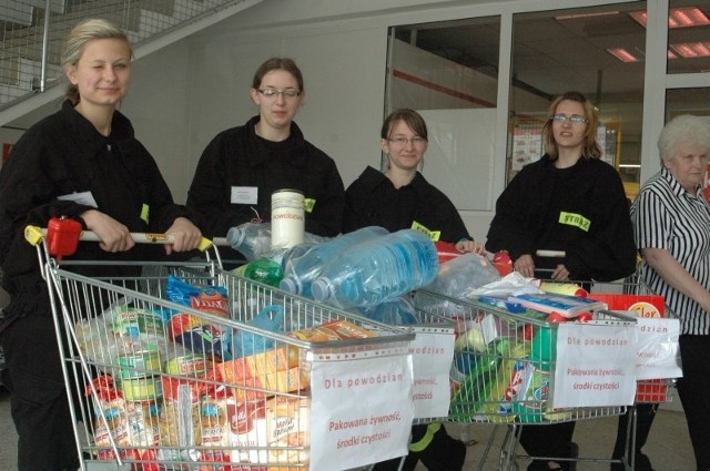 Dary dla powodzian zbierały w marketach strażaczki, na zdjęciu od lewej: Martina Thomanowski, Irena Pieprzyca, Kasia Skorupa i Justyna Kociubińska.
