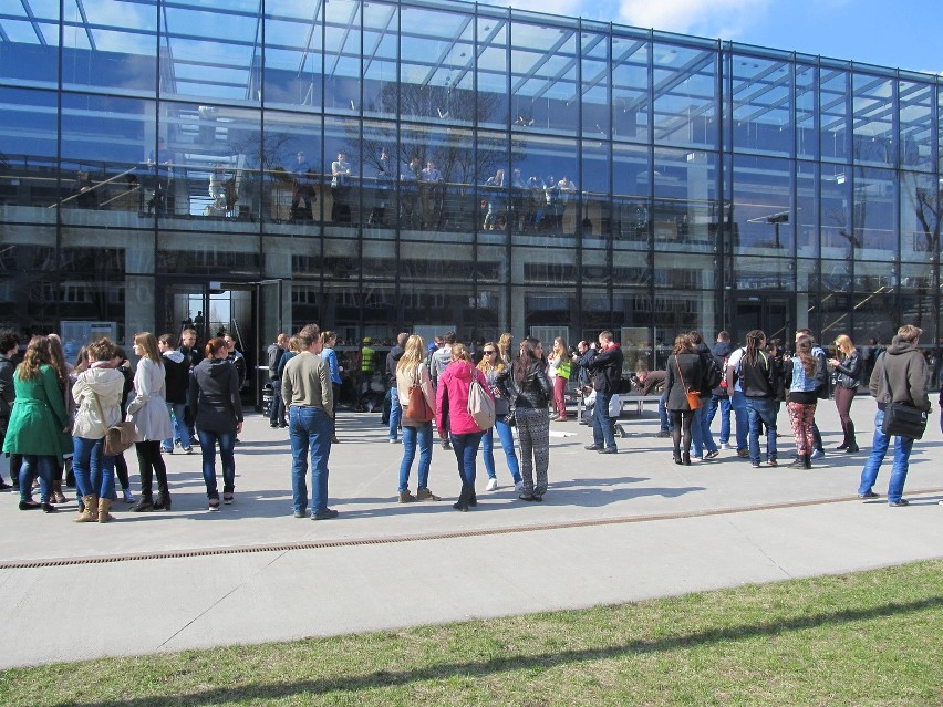 Kilkuset studentów zatańczyło przed Politechniką Wrocławską [ZDJĘCIA, FILMY]
