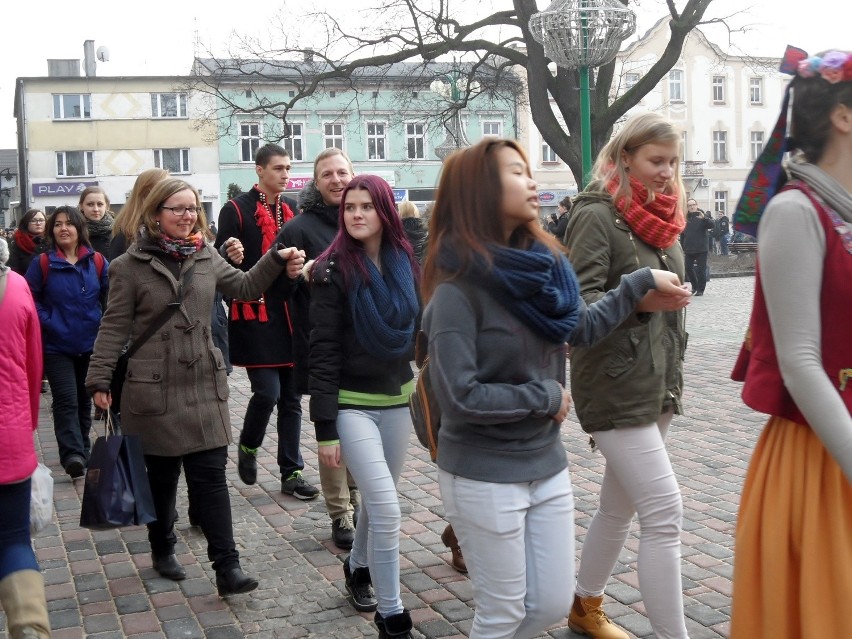 Ok. 200 osób tańczyło poloneza na rynku w Lublińcu