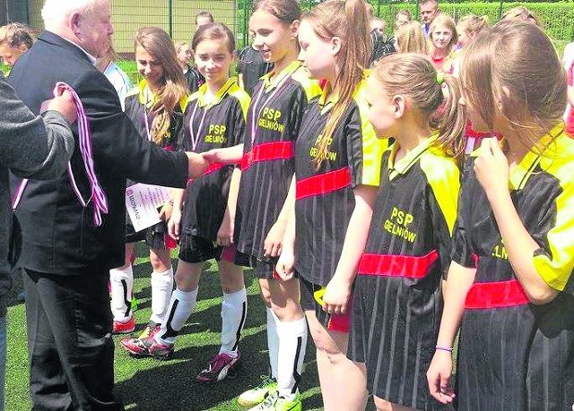 Uczennice z Publicznej Szkoły Podstawowej w Gielniowie odebrały medale za trzecie miejsce w turnieju piłkarskim.