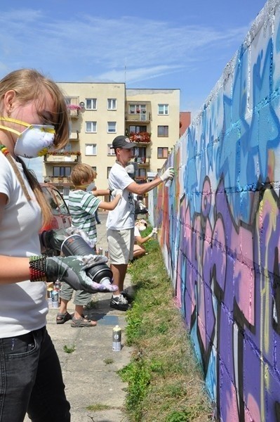 Malowanie murów okazało się ciężką pracą.