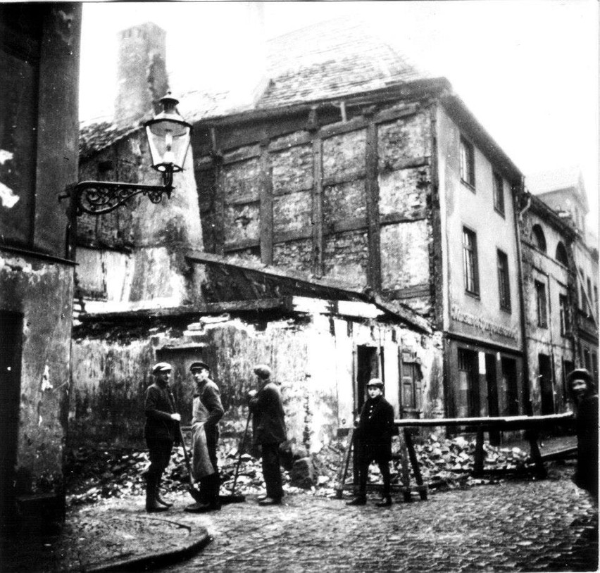 Prace przy rozbiórce budynku, ok. 1933 r.