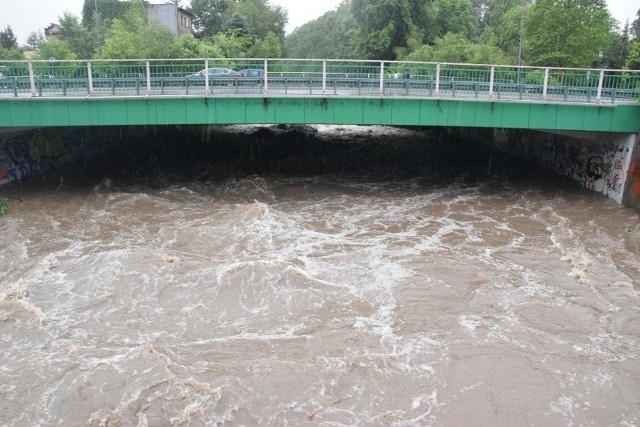 Alarm powodziowy w Bielsku-Białej. Trudna sytuacja również w okolicznych miejscowościach. Zobacz kolejne zdjęcia. Przesuwaj zdjęcia w prawo - naciśnij strzałkę lub przycisk NASTĘPNE