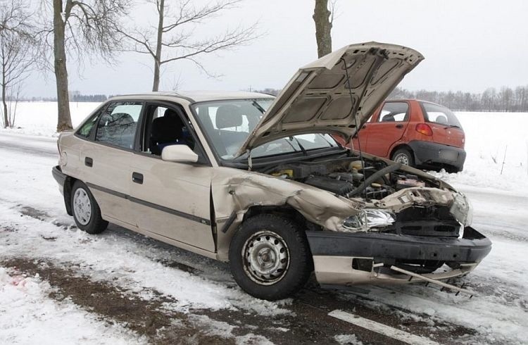 Chytra. Wypadek, trzy osoby ranne. Czołowe zderzenie opla i daewoo (zdjęcia) 