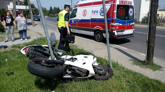 Do zdarzenia doszło w czwartek, 10 maja, ok. godz. 13.00 na skręcie w ul. Leśną w Płotach.Motocyklista uderzył w bok zjeżdżającego z drogi głównej volkswagena passata. Wedle świadków, jednoślad wyprzedzał w tym momencie inny pojazd. Być może dlatego nie miał jak ominąć auta, które skręcało w stronę Leśniowa Wielkiego. Na miejsce przyjechało pogotowie i policja, która zabezpieczyła miejsce zdarzenia. Już kilka minut po wypadku droga była w pełni przejezdna. Ambulans odwiózł motocyklistę do szpitala, pasażerom osobówki na szczęście nic się nie stało.- To bardzo niebezpieczne miejsce - twierdzą mieszkańcy Płot, którzy przyglądali się pracy policji. - Kierowcy jeżdżą tutaj bardzo szybko, a przecież w pobliżu jest szkoła! Radiowozy powinny częściej pilnować tej trasy, aby wyłapywać piratów drogowych. KRYMINALNY CZWARTEK - 10.05.2018 - Tragiczny wypadek karetki niedaleko Sulechowa. Zginął Grzegorz Wesołowski, strazak i ratownik medyczny