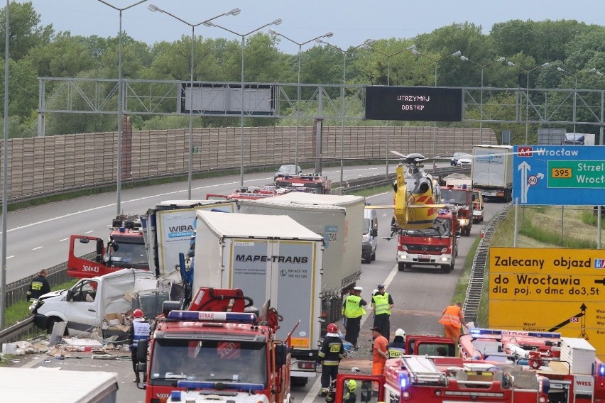 Karambol na A4 pod Wrocławiem. Dwie osoby ciężko ranne i ogromny korek [ZDJĘCIA]