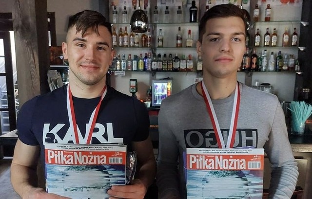 Bartosz Pańtak (z prawej) wygrał turniej trójek Global Atlantic rozegrany w Kielcach. Z lewej Krystian Sornat. Wręczenie nagród odbyło się w restauracji Plejada w Kielcach.