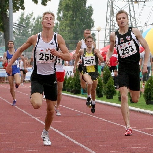 Marcin Lewandowski finiszuje w biegu na 1500 m. Z prawej - Bartosz Nowicki z MKL Szczecin, który zajął trzecie miejsce.