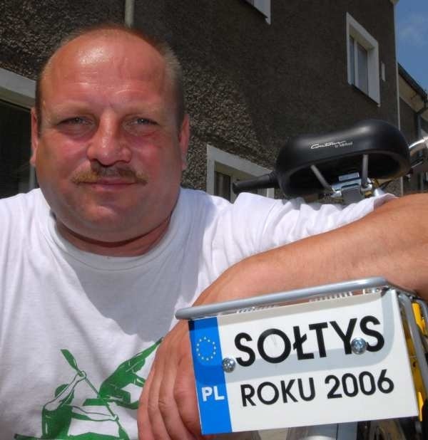 W nagrodę za zwycięstwo w ogólnopolskim konkursie Marek Wardziak z Głuska dostał m.in. rower, pilarkę spalinową, narzędzia ogrodnicze, a przede wszystkim zaszczytną tabliczkę z napisem: Sołtys 2006 roku