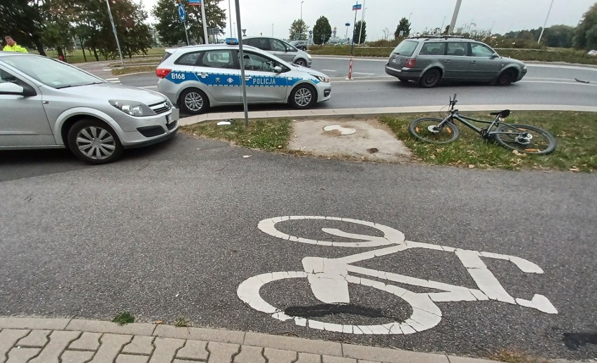 Około 35- letni mężczyzna jadący na rowerze uderzył głową w...