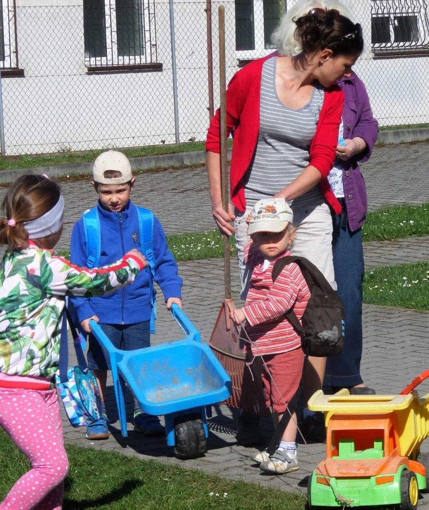 Dzielne przedszkolaki z Tenczynka sprzątają świat. Współpracują z rodzicami i nauczycielami