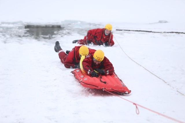 Strażacy z Mysłowic prowadzili ćwiczenia lodowe na zamarzniętym akwenie.Zobacz kolejne zdjęcia. Przesuwaj zdjęcia w prawo - naciśnij strzałkę lub przycisk NASTĘPNE