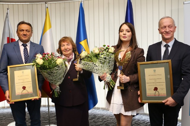 Kazimiera Zapałowa i Kinga Banaśkiewicz po odebraniu tytułów ze starostą kieleckim Mirosławem Gębskim i przewodniczącym Rady Powiatu Jackiem Kuzią. Więcej zdjęć z uroczystego wręczenia tytułów na kolejnych slajdach>>>.