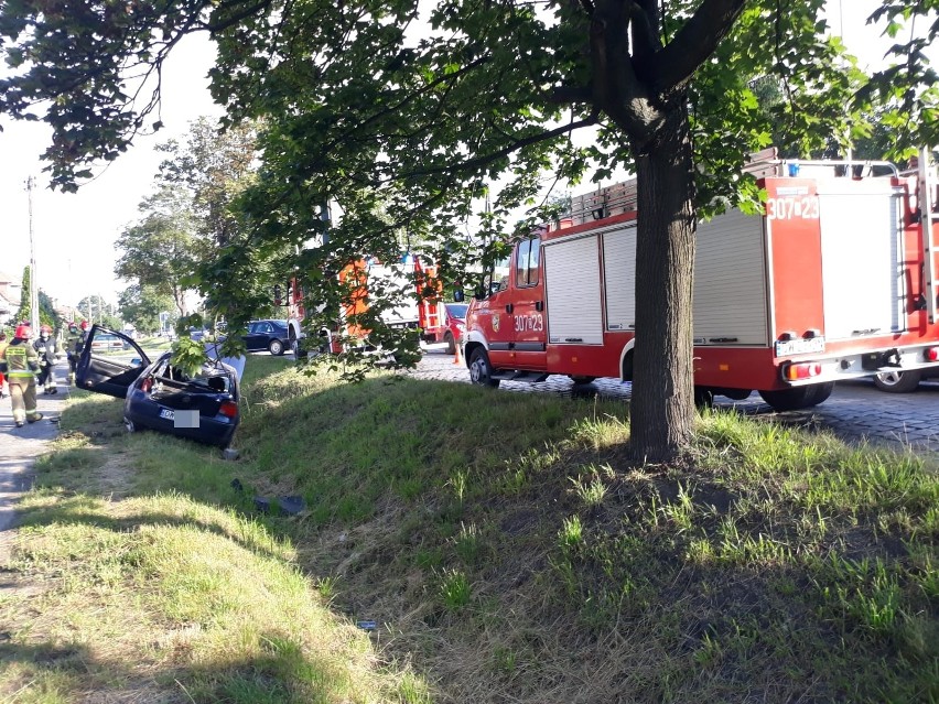 Groźny wypadek na Maślickiej przy AOW. Auto dachowało i uderzyło w płot posesji (ZDJĘCIA)