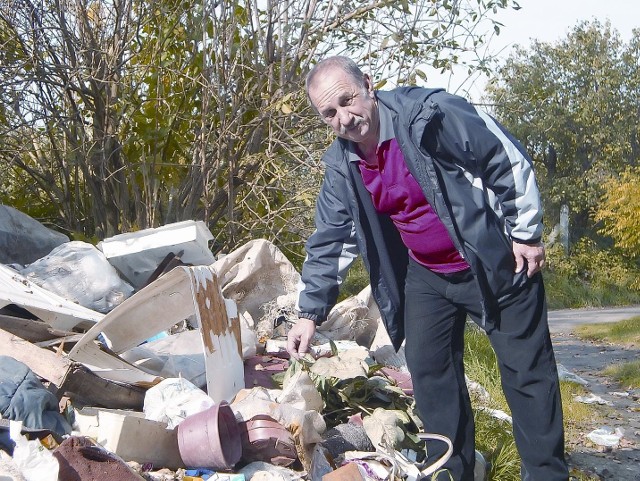 - Pod koniec lipca służby miejskie usunęły stąd wszystkie śmieci - opowiada Stanisław Triszka. - Po kilku miesiącach jest ich więcej niż przed ostatnią wywózką.