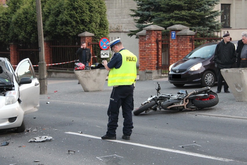 Zderzenie motocyklisty z toyotą na ul. Bernardyńskiej (ZDJĘCIA)