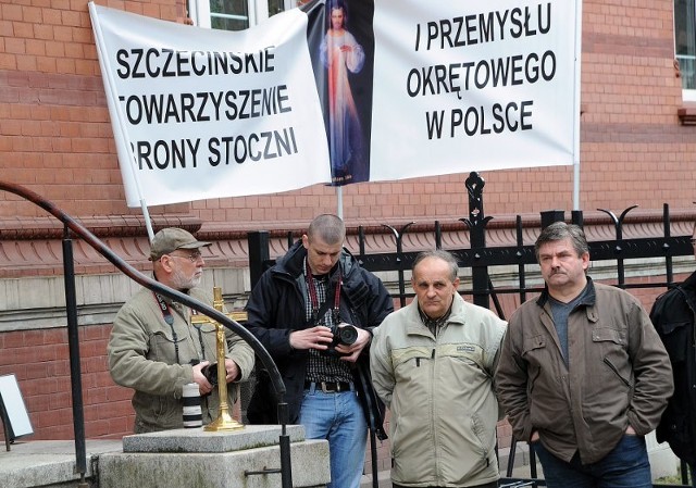 Protest stoczniowców przed sądemStoczniowi związkowcy protestowali i modlili sie przed gmachem sądu w Szczecinie.