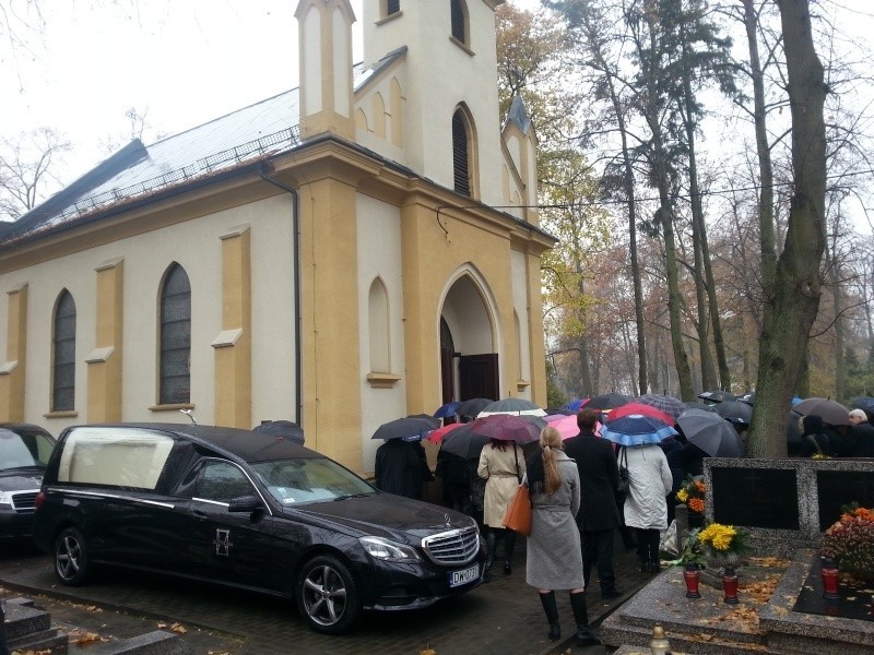 Pogrzeb Moniki Zbrojewskiej. Tłumy na cmentarzu [zdjęcia]