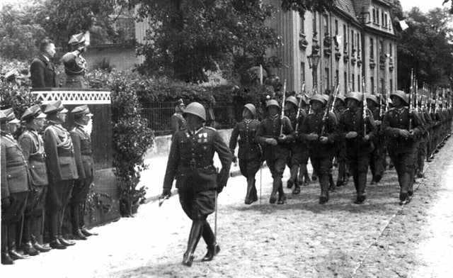 Defilada żołnierzy 56 Pułku Piechoty Wielkopolskiej na ulicy Piastowskiej w Krotoszynie 3 maja 1936 roku.