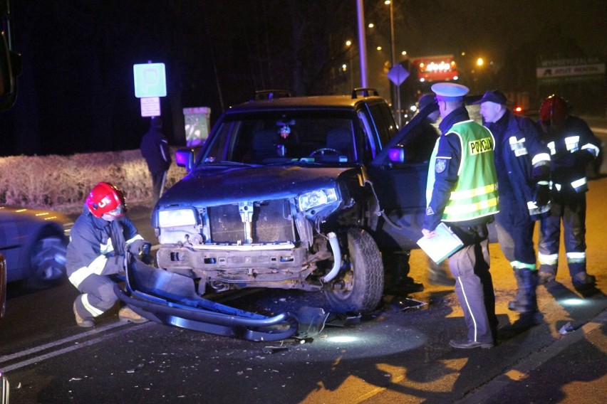 Wypadek na Kowalach. Czołowe zderzenie forda i BMW na ul....