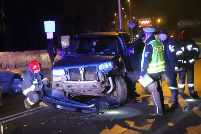 Wypadek na Kowalach. Czołowe zderzenie forda i BMW na ul. Kowalskiej