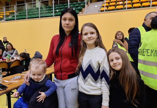 Pani Oksana wraz z trójką małych dzieci przyjechała z Ukrainy do Sędziszowa. Wojnę przeczeka w Krakowie.