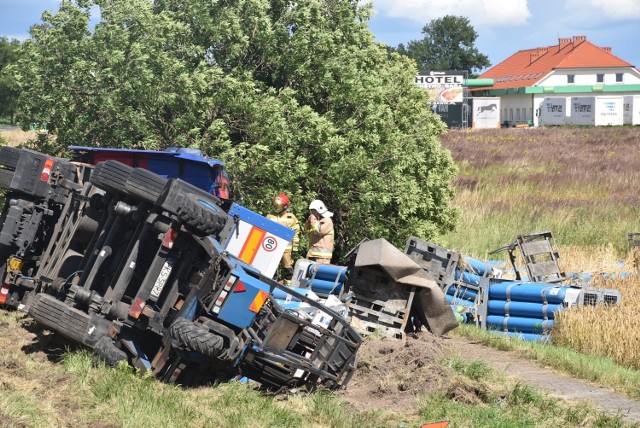 Ciężarówka przewożąca butle z lotnym gazem wypadła z drogi.Zobacz zdjęcia --->