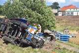 Gmina Łubowo. W Lednogórze ciężarówka przewożąca butle z lotnym gazem wypadła z drogi [FOTO]