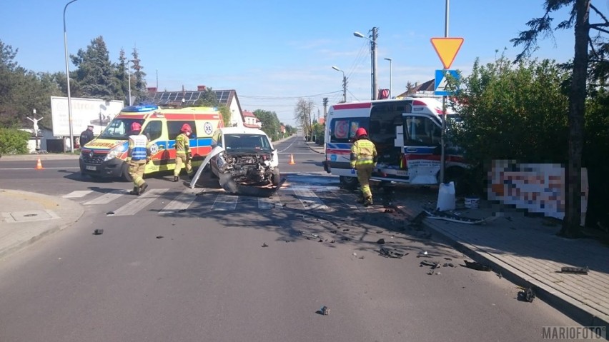 Groźny wypadek karetki pogotowia i samochodu dostawczego na skrzyżowaniu ul. Częstochowskiej z Górną w Opolu. Kierowca ambulansu z mandatem