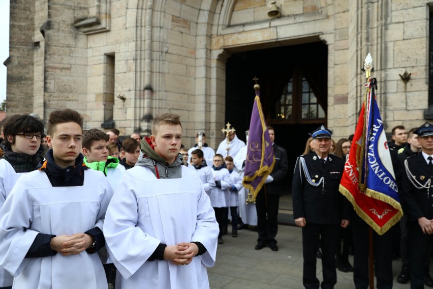 Pogrzeb Dawida Jakubowskiego, maturzysty z Końskich, reprezentanta Polski juniorów w piłce ręcznej odbył się w Żarnowie [ZDJĘCIA]