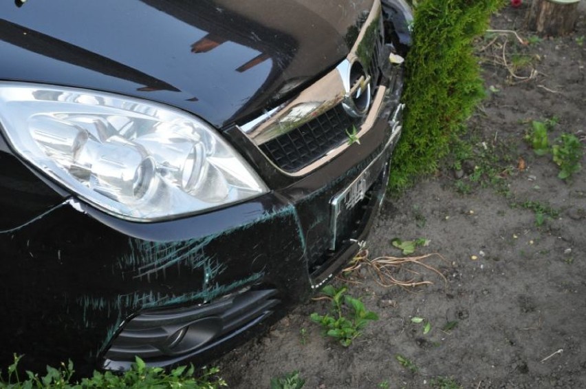 Wypadek w Drzonku: Samochód uderzył w dom, ewakuowano 16...