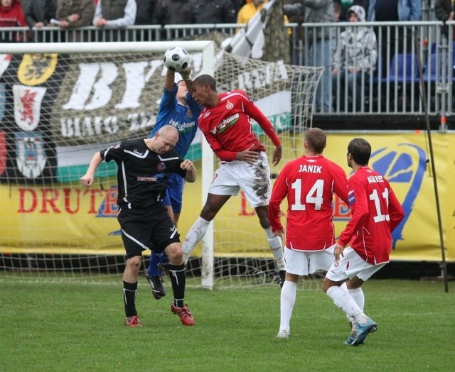 Wizyta Wisły Kraków w Bytowie to największe wydarzenie lokalnej piłki nożnej w 2009 roku.