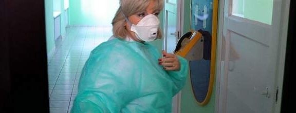 - Pacjenci z podejrzeniem grypy A/H1N1 są odizolowani, a w szpitalu obowiązuje zakaz odwiedzin - mówi Danuta Malcher-Bober, ordynator oddziału zakaźnego w Szpitalu Wojewódzkim w Przemyślu.