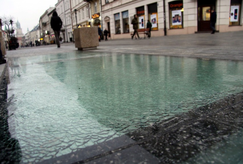 Uszkodzone „okno czasu” na deptaku w Lublinie. Zbrojona szyba jest pokryta siecią drobnych pęknięć (ZDJĘCIA)