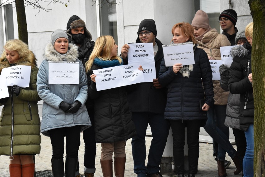 Chrzanów. Pracownicy sądu będą protestować do skutku. Domagają się 1000 zł podwyżki [ZDJĘCIA]